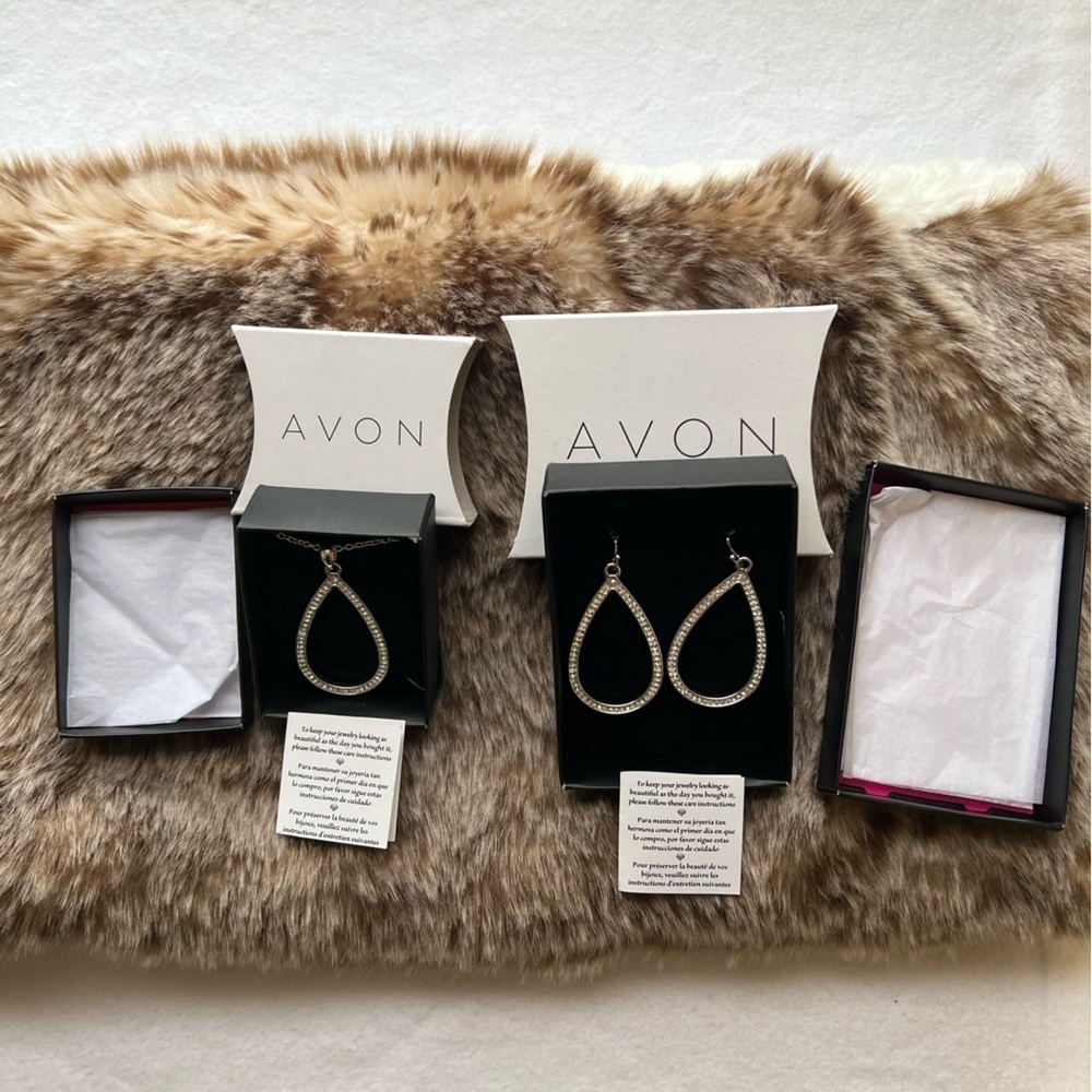 Avon brilliant prestige teardrop earrings and necklace set 2016 silvertone NIB